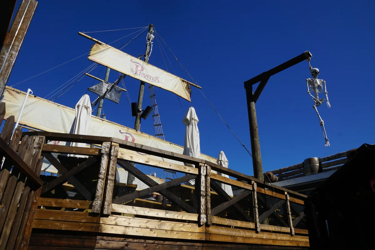 Das «Pirates» in Hinwil von aussen. Man sieht ein Skelett an einem Galgen und einen Mast mit Segeln, die die Aufschrift «Pirates» tragen.